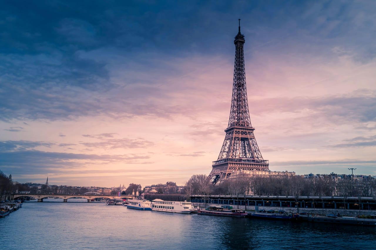 La tour Eiffel au-dessus de la Seine au crépuscule