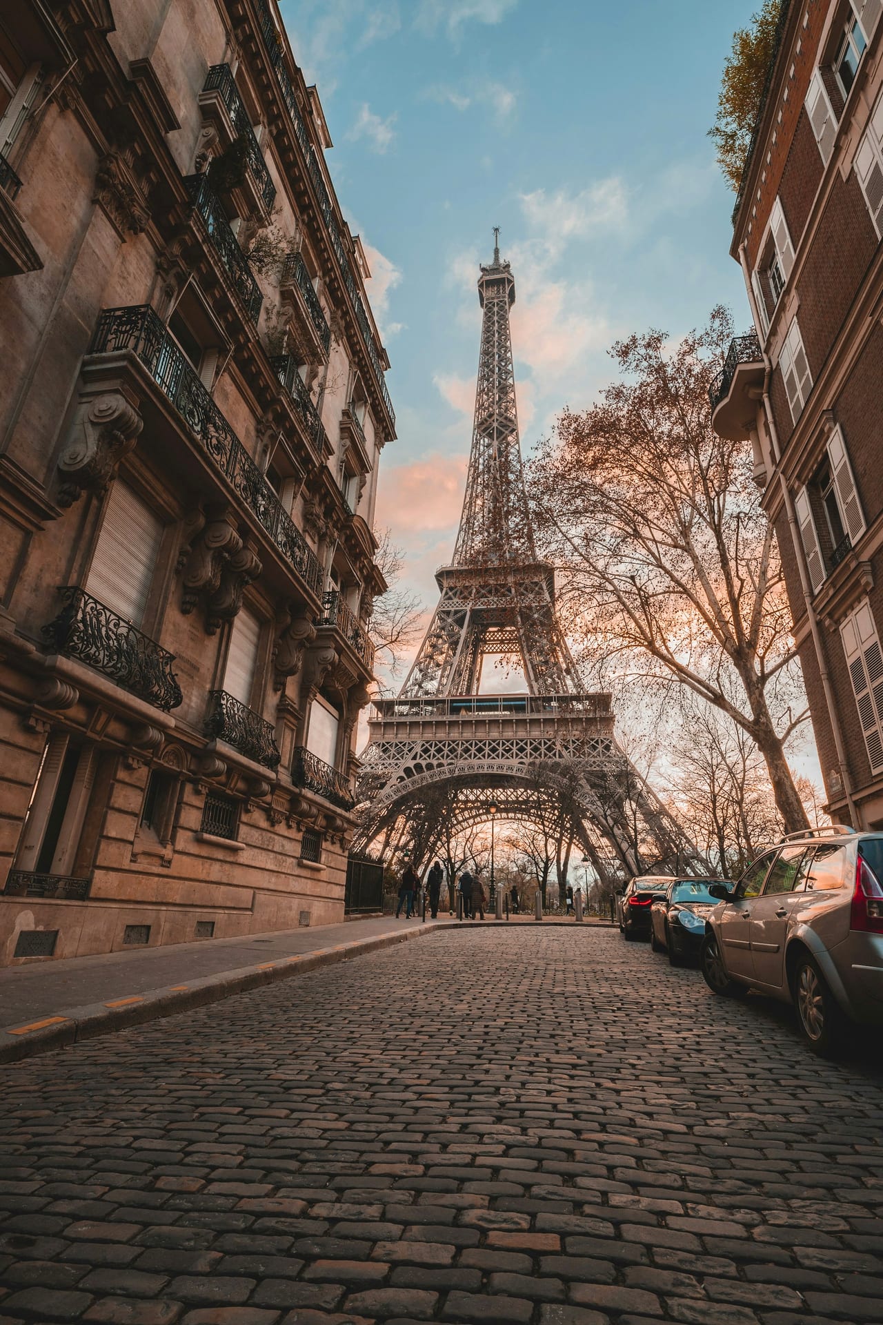 Une rue pavée de Paris au pied de la tour Eiffel